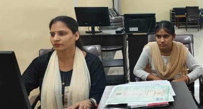 फोटो-53: कॉलेज में एक छात्रा का ऑनलाइन फार्म भरती कंप्यूटर ऑपरेटर। स्रोत कॉलेज