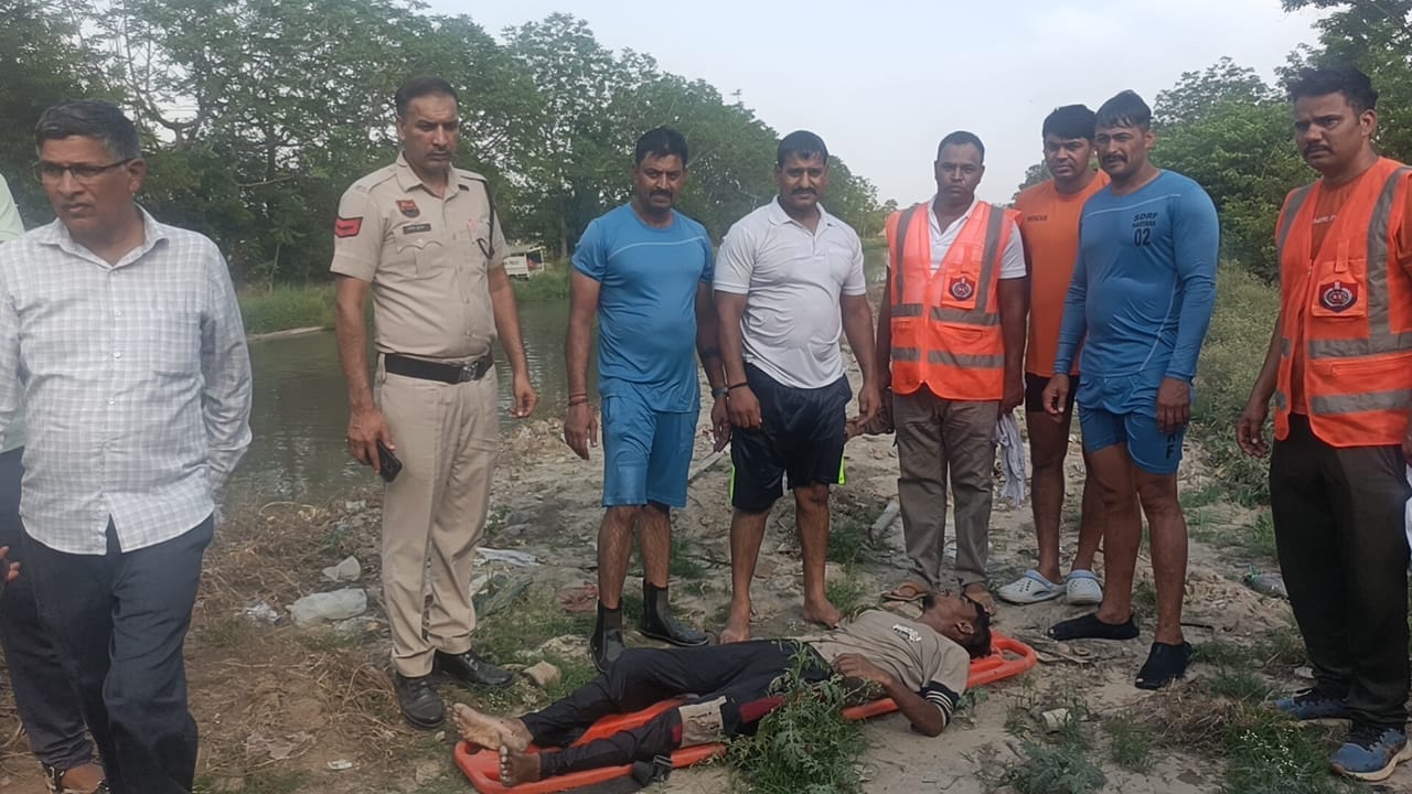 फोटो नंबर 77: एनसीआर माइनर में डूबे साहिल के शव को बाहर निकलती एसडीआरएफ टीम। (संवाद)