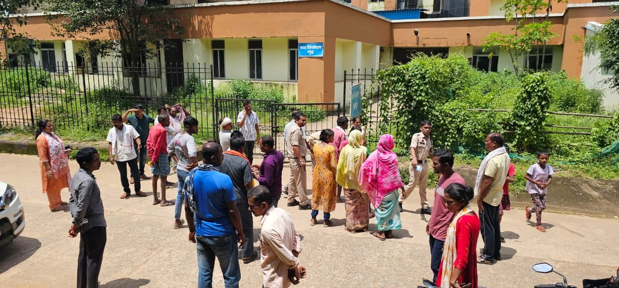 Youth dies after being struck by lightning while sitting in a room at home in Jagdalpur