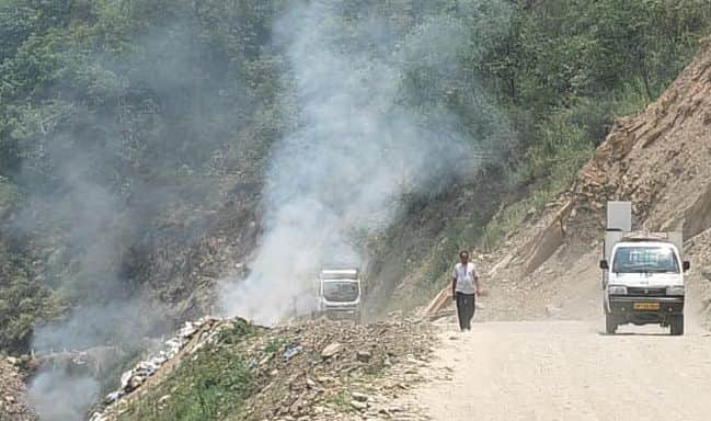 Garbage being burned by the roadside on the NH near Parel.