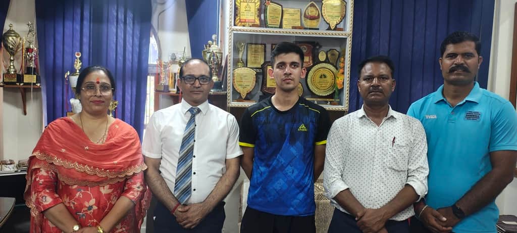 जीएवी स्कूल पहुंचे शुभम राणा परिजनों व स्कूल स्टाफ़ के साथ। संस्थान