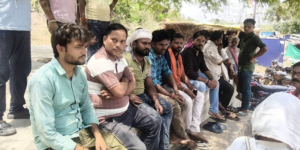 जिला अस्पताल के पोस्टमार्टम हाऊस पर सडक हादसे में लोढी के मृतक के परिजन।संवाद