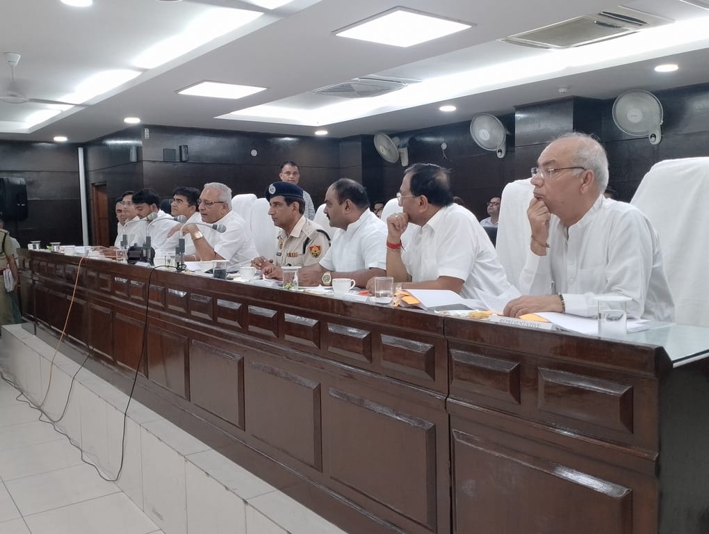 जिला कष्ट निवारण समिति की बैठक में अधिकारियों को निर्देश देते मंत्री रणबीर सिंह गंगवा। संवाद