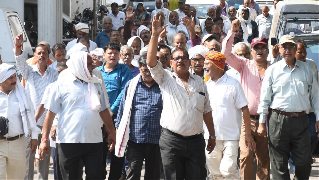 Jal Nigam employees' and pensioners' protest continues for the second day
