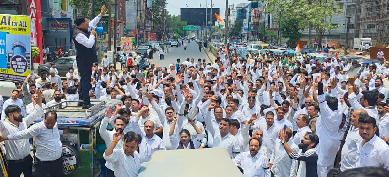 Advocates took out a march and blocked the road in protest against the privatization of the registration process.