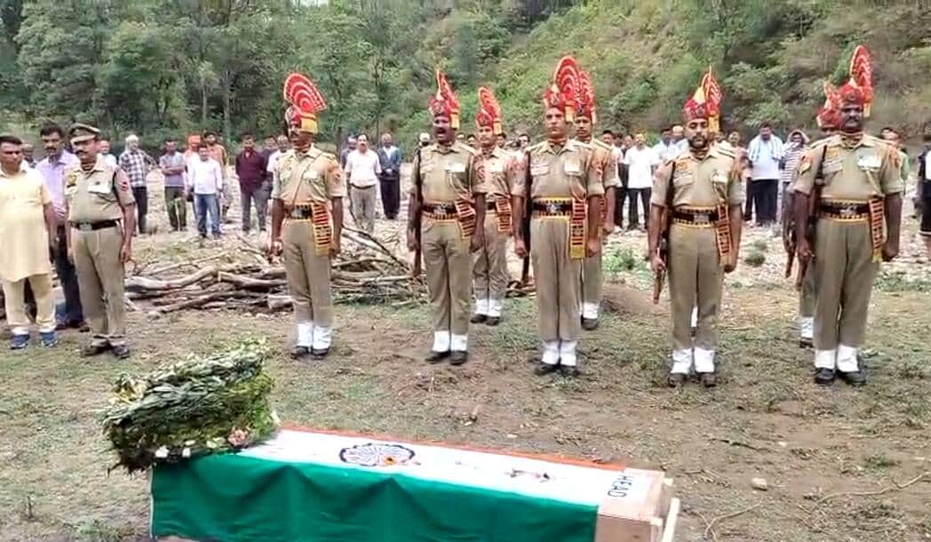 जवाली की पंचायत नाना में दिवंगत सैनिक जनक सिंह को सलामी देते बीएसएफ के जवान । जागरूक पाठक