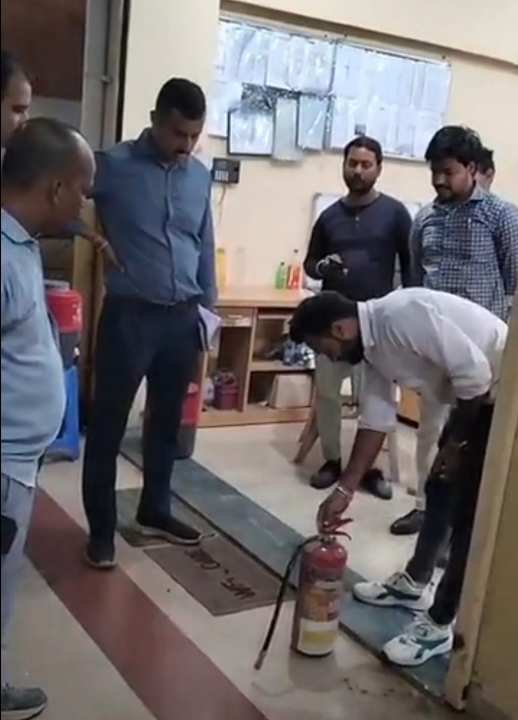 कोचिंग संस्थान में फायर सेफ्टी चेकिंग के दौरान की तस्वीर।
