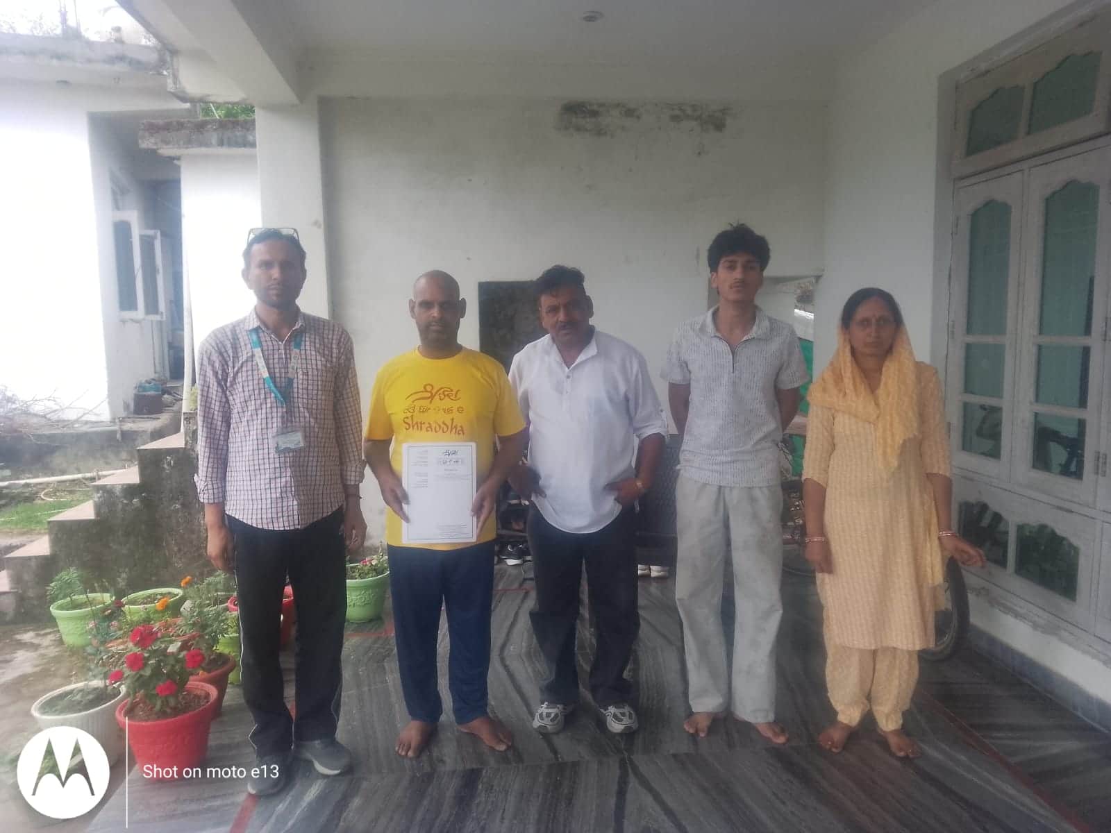 करीब एक वर्ष से लापता भड़ओला चरोट निवासीमोहन शर्मा को परिजनों के सुपुर्द करते महाराष्ट्र के