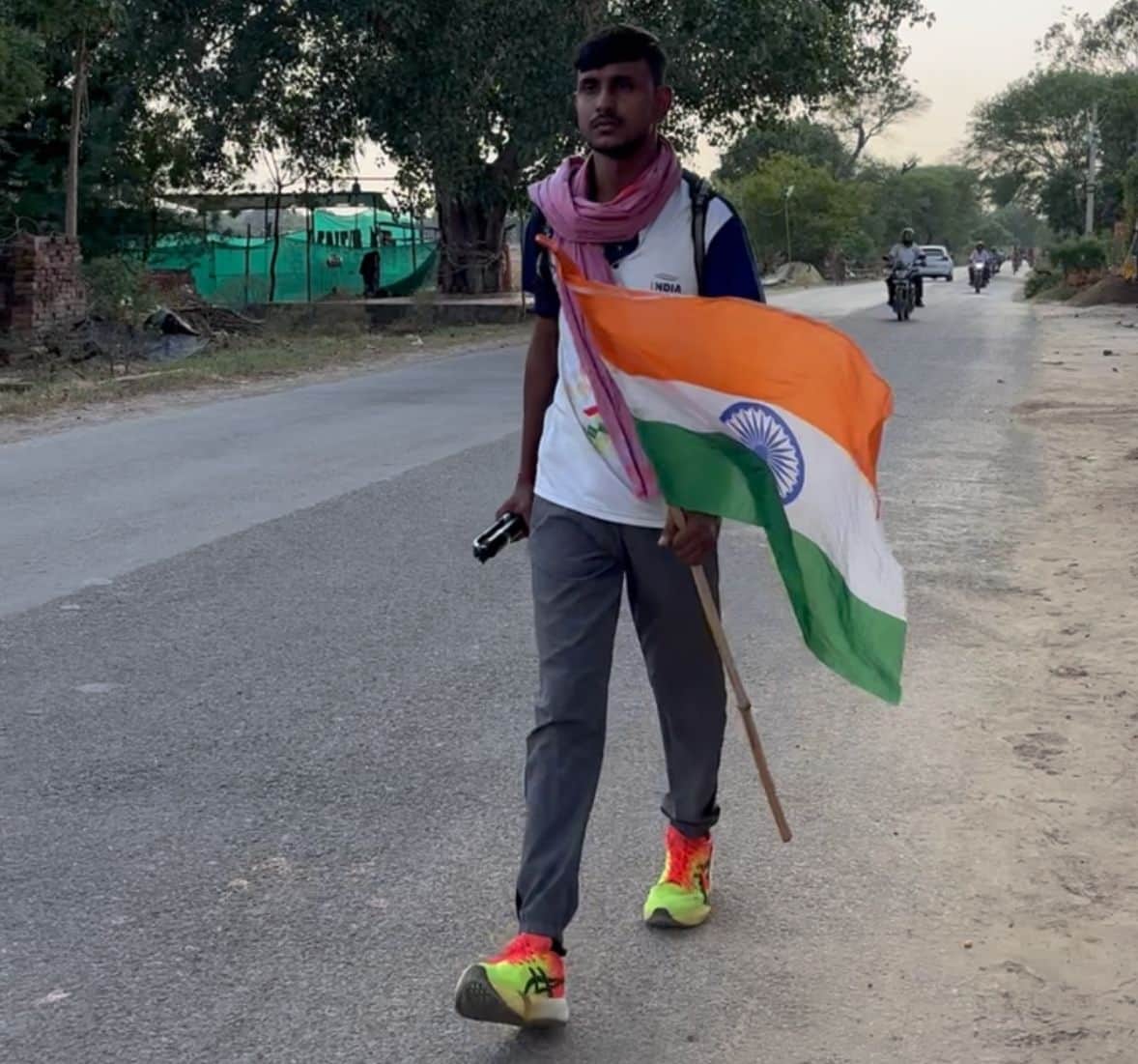 Runner Aryan reached Kashi Vishwanath after walking 80 km in 12 hours.