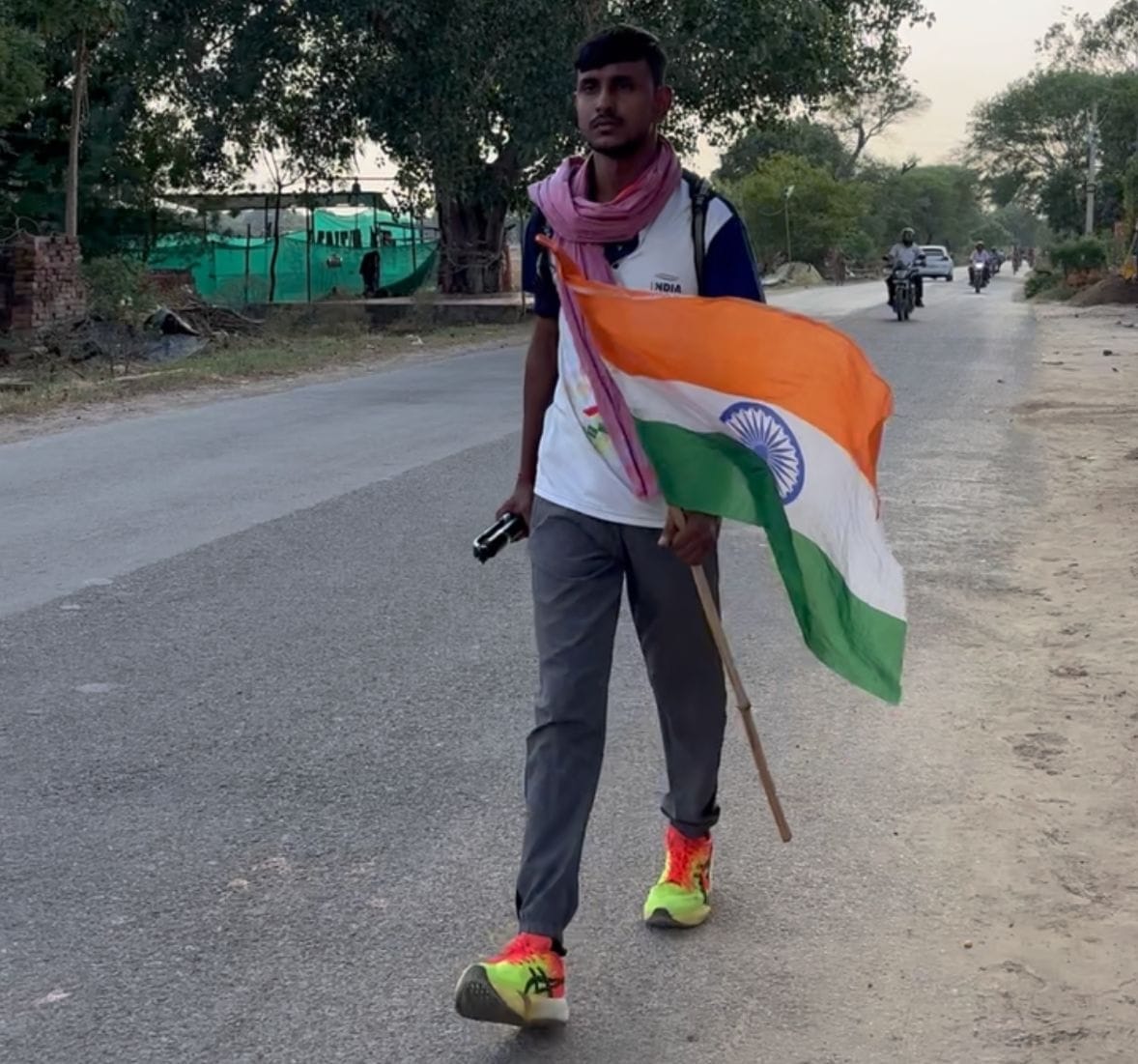 Runner Aryan reached Kashi Vishwanath after walking 80 km in 12 hours.