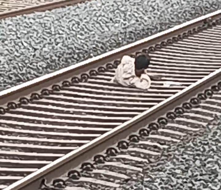 Courting death for a reel—man narrowly escapes after lying on tracks to film a video moment train stopped in K