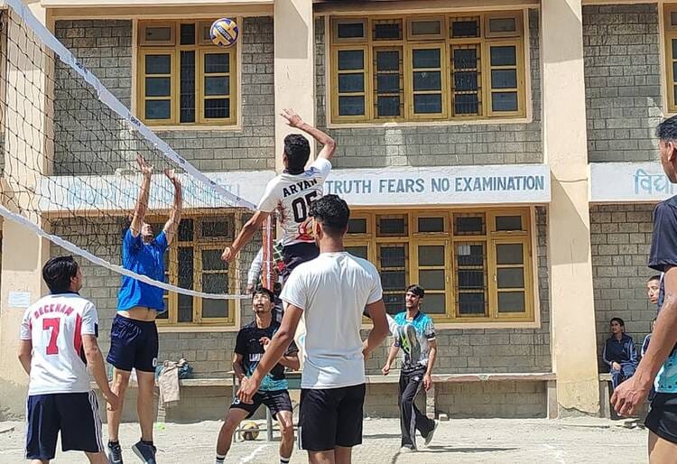 Rival Six Mudgran emerges as winner in volleyball championship.
