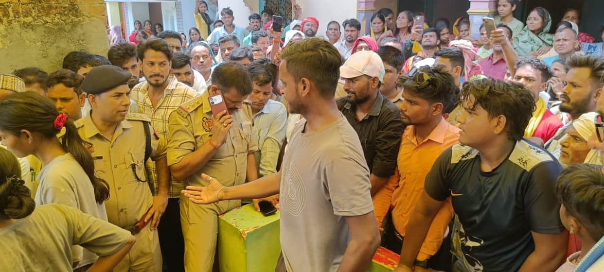 The family members relented after the arrest of the accused and performed the last rites of the body.