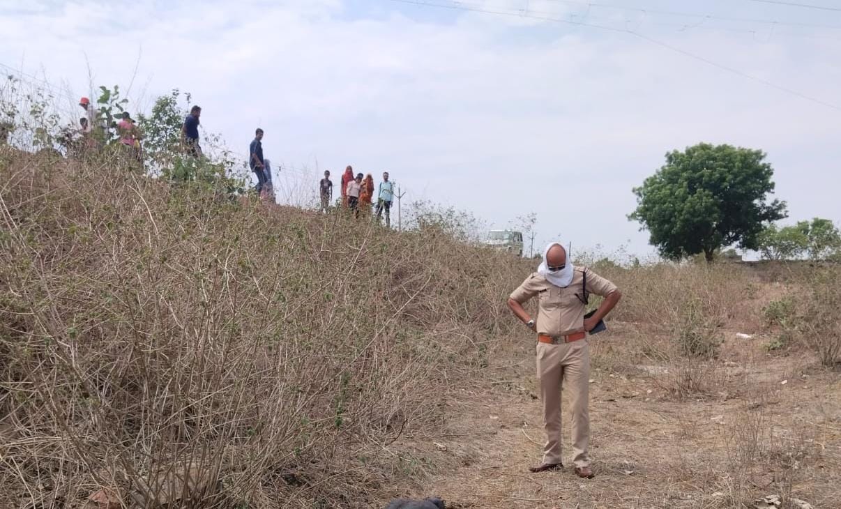 मौके पर जायजा लेती पुलिस।