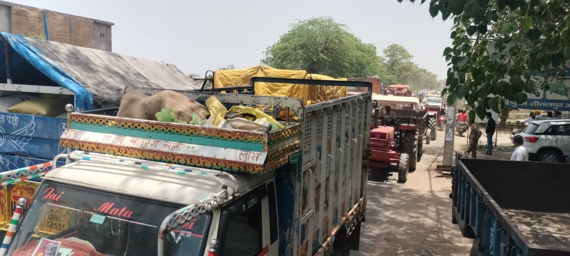 Traffic jam on Aliganj Road lasted for two hours due to increased paddy arrivals.