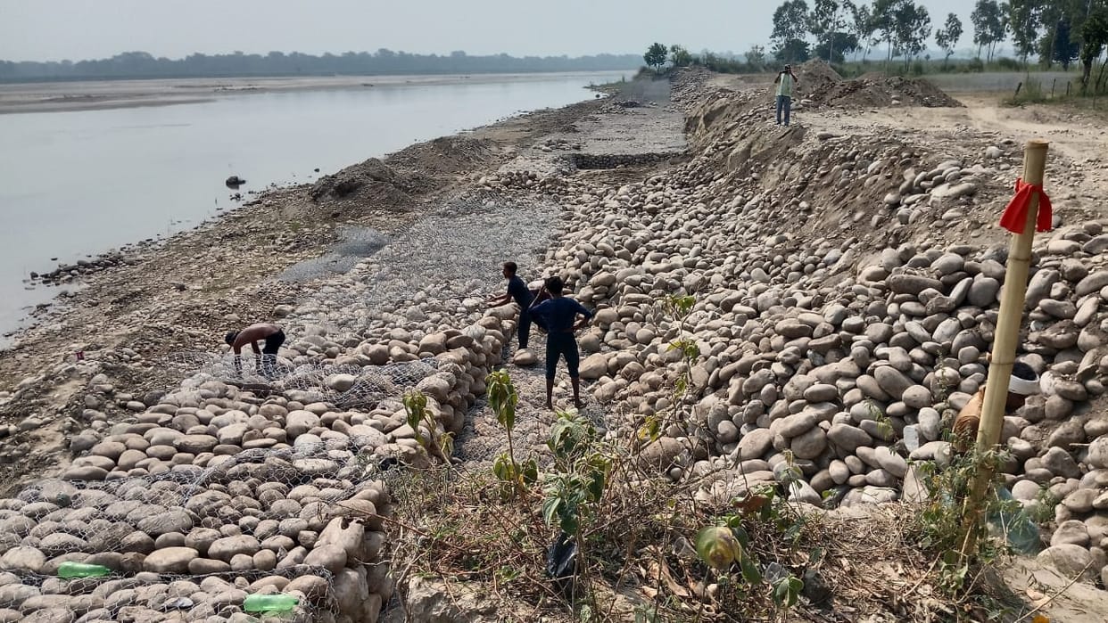 Work on 'No Man's Land' remains incomplete; fear of Sharda River changing its course.
