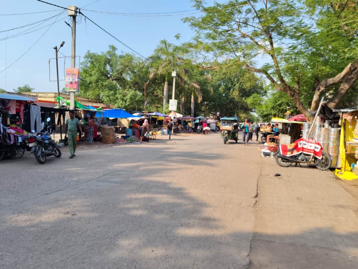The maximum temperature dropped by one degree; bright sunshine and humidity caused discomfort.