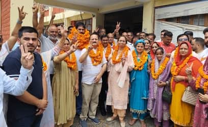 पंचायत समिति नगरोटा सूरियां के विजेता अध्यक्ष और उपाध्यक्ष पूर्व विधायक अर्जुन सिंह के साथ । भा