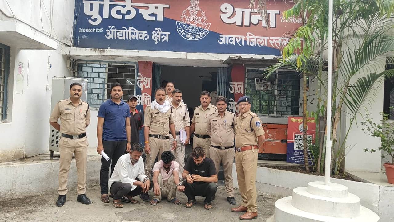 ट्रक की स्टेपनी के टायर में छिपाई गई डोडाचूरा से भरी प्लास्टिक की थैलियां निकालते पुलिस अधिकारी