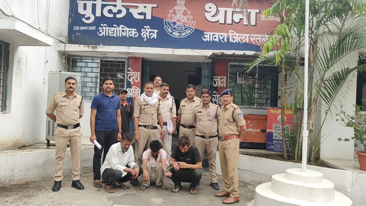 ट्रक की स्टेपनी के टायर में छिपाई गई डोडाचूरा से भरी प्लास्टिक की थैलियां निकालते पुलिस अधिकारी