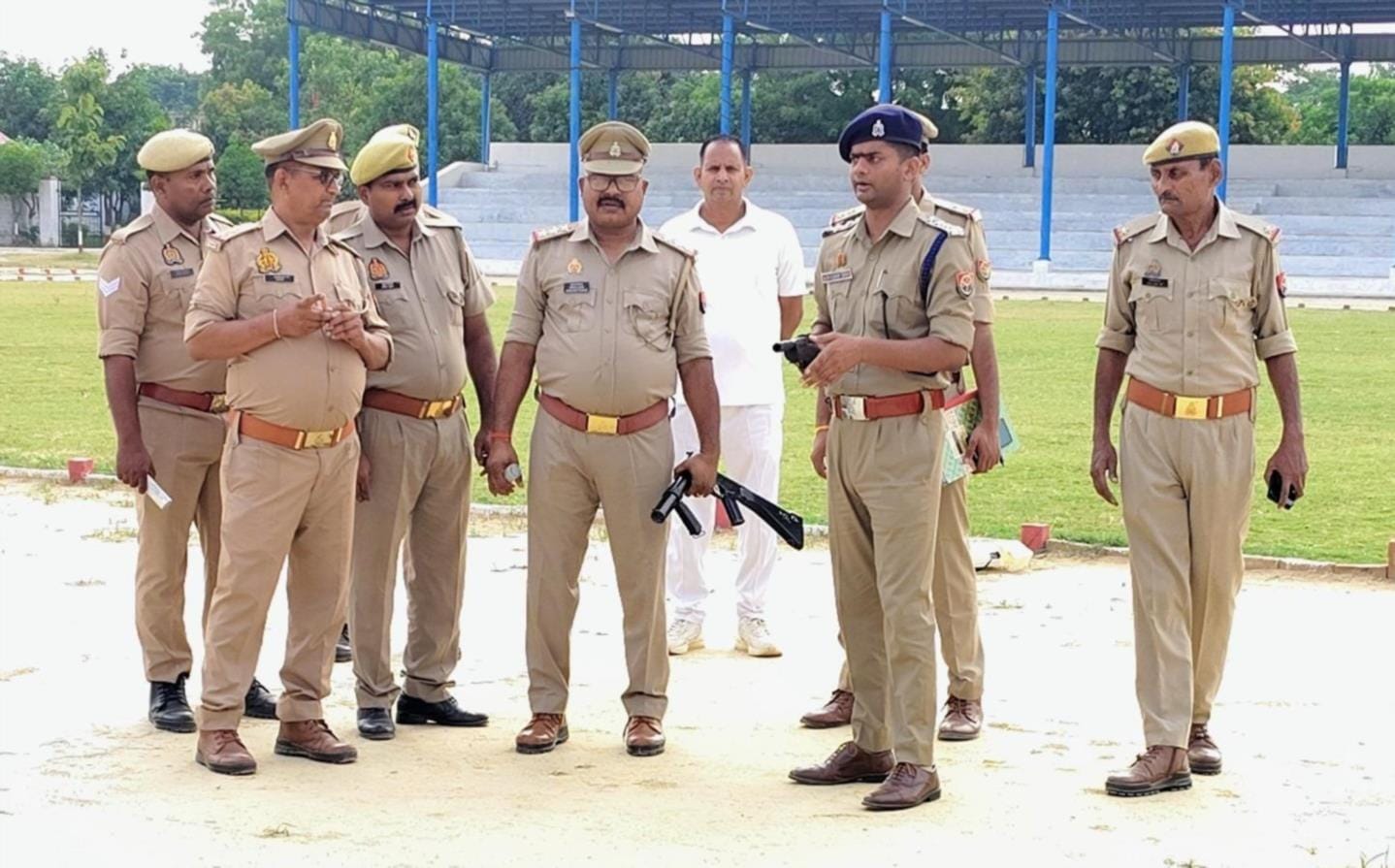  पुलिस लाइन में परेड के दौरान जांच करते सीओ।