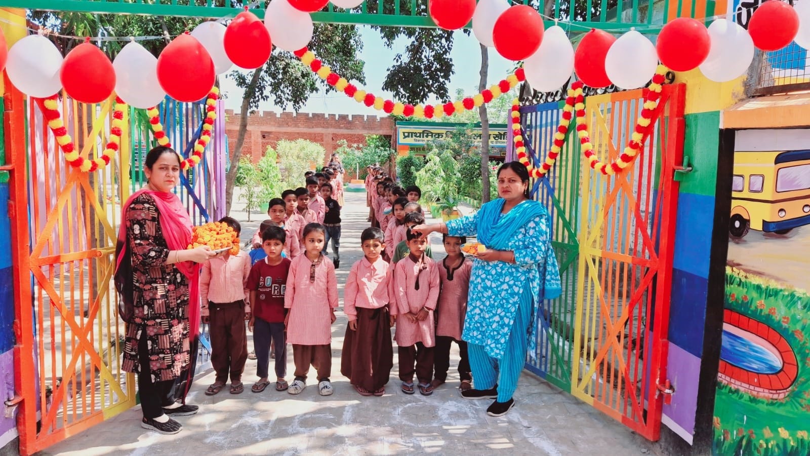 प्राथमिक विद्यालय खेडि़या में बच्चों का स्वागत करती शिक्षक। संवाद