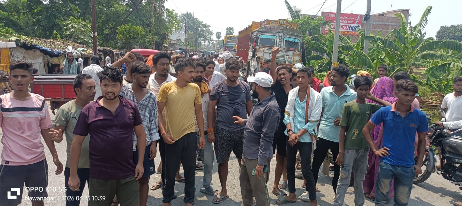 प्रदर्शन करते लोग
