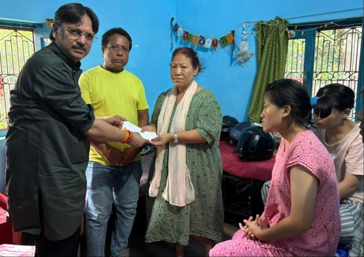 MLA Rajeshwar Singh provided financial assistance of one lakh rupees to Anuksha's family