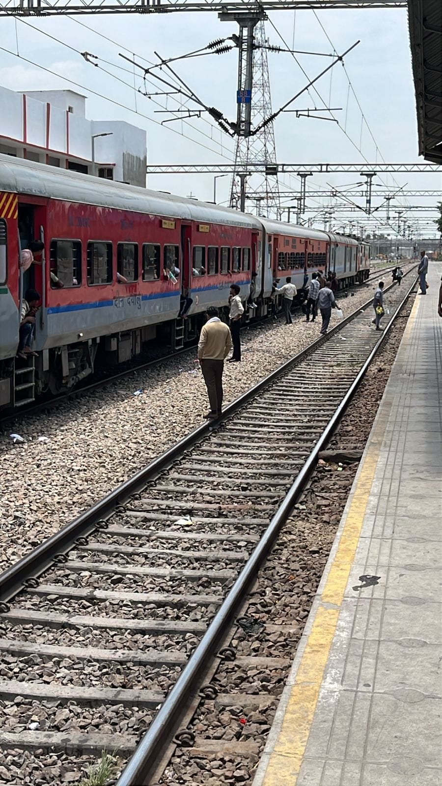 Engine pressure pipe bursts; Sachkhand Express stranded at Panipat station for an hour and a half.