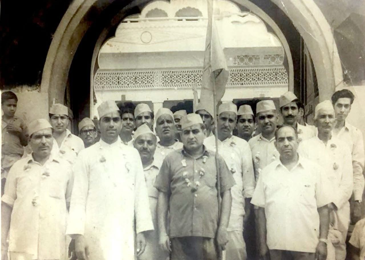 राधेश्याम गोगिया, डाॅ. महेंद्र रंजन और मध्यम में ग्रे रंग के कपड़ों में विजय कुमार सलूजा। स्रोत