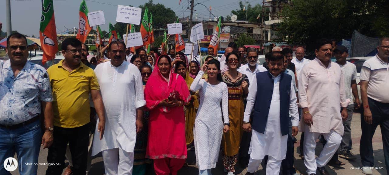 सुजापुर बाजार में प्रदेश सरकार के खिलाफ विरोध रैली निकालते पूर्व विधायक राजेंद्र राणा नप के पार
