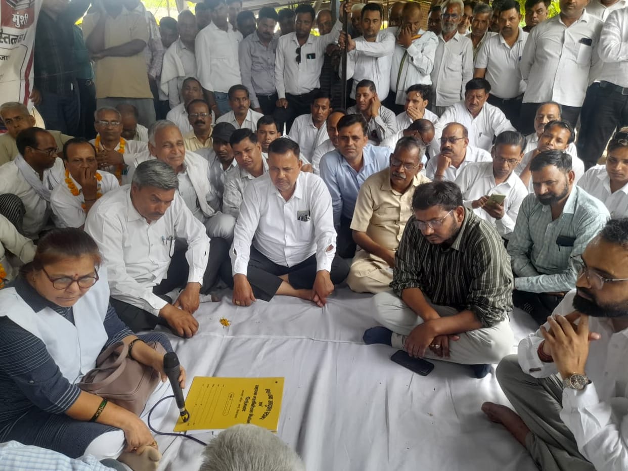 Lawyers stage a lockout and raise slogans at the Sadar Tehsil.