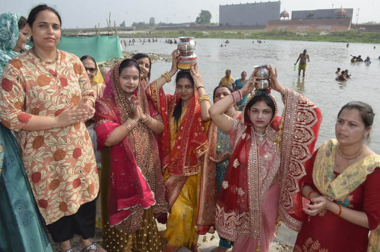 Devotees took a holy dip in the Ganges on the auspicious occasion of Jyeshtha Dussehra.