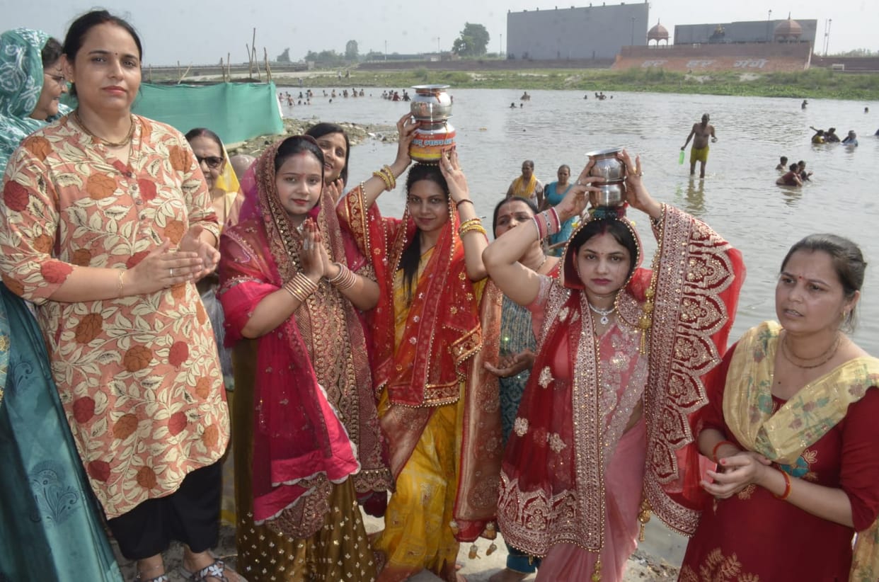 Devotees took a holy dip in the Ganges on the auspicious occasion of Jyeshtha Dussehra.