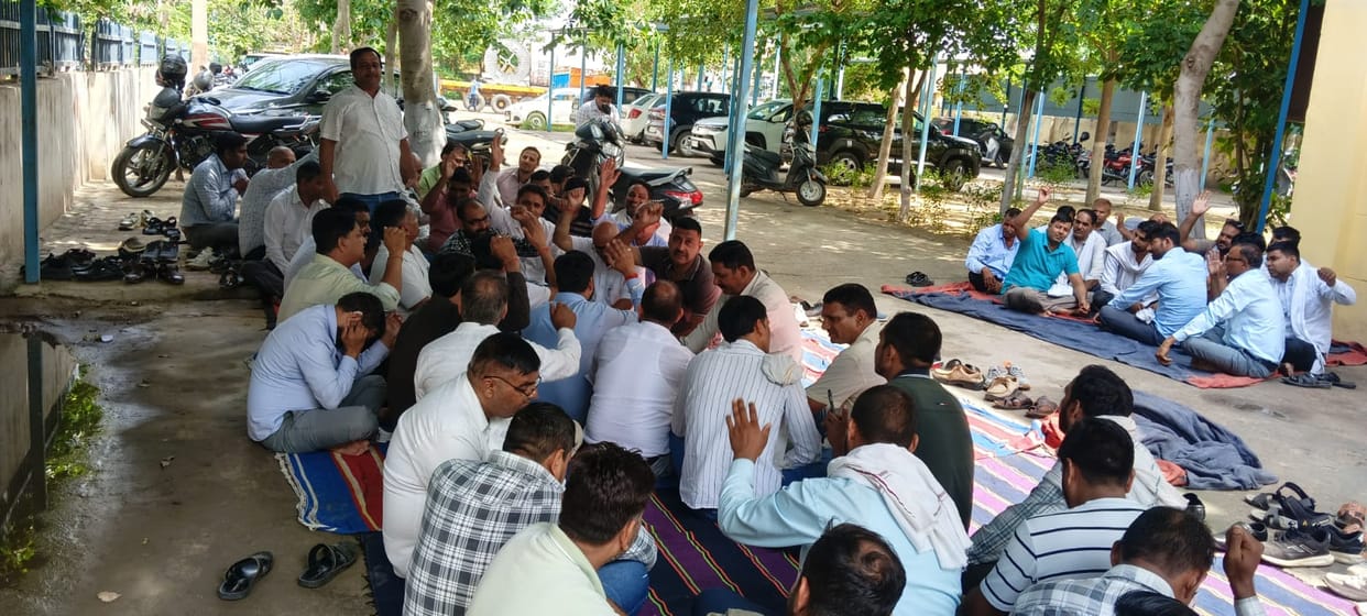 Electricity employees staged a protest over their demands.
