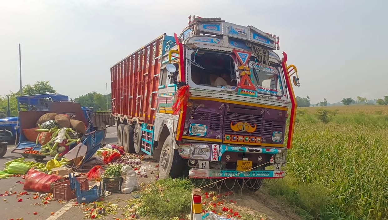 Truck hits tempo; vegetable vendor killed, two injured.
