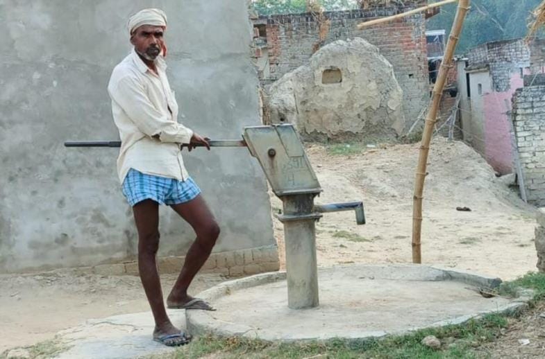 Handpumps have run dry; passersby are facing a water shortage.