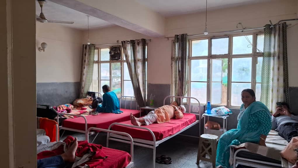 धर्मशाला के जिला आयुर्वेदिक अस्पताल के पुरुष वार्ड में उपचाराधीन मरीज व उनके तीमारदार। अमर उजाल