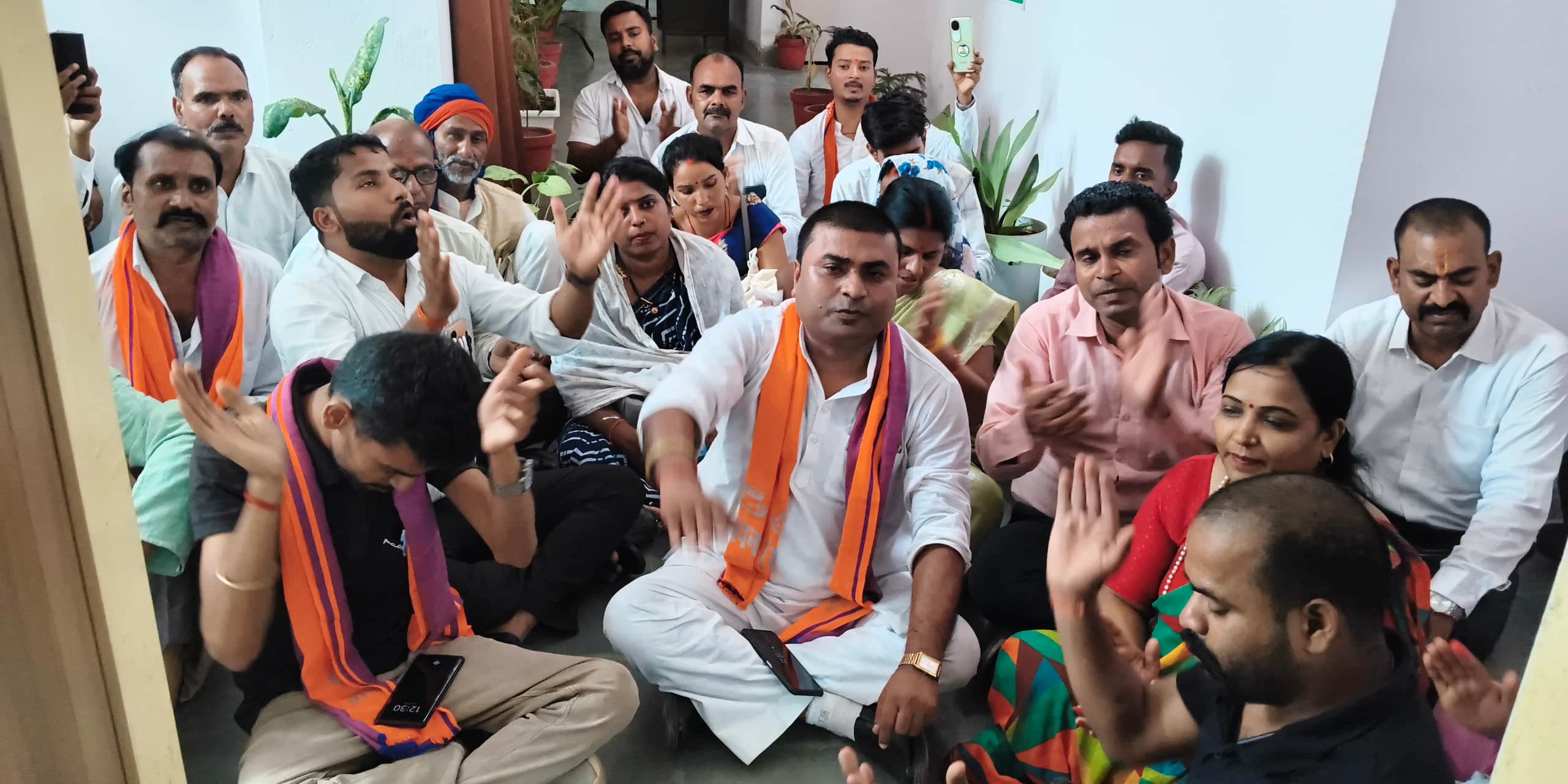 विकास भवन में सीडीओ के खिलाफ धरने पर बैठे अपना दल एस के पदाधिकारी।संवाद