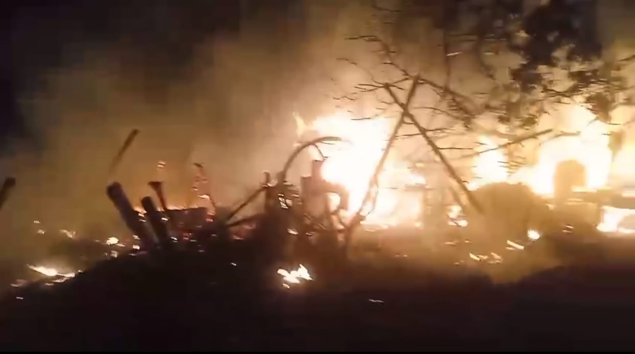 Five huts burnt, two groups clashed, five injured.