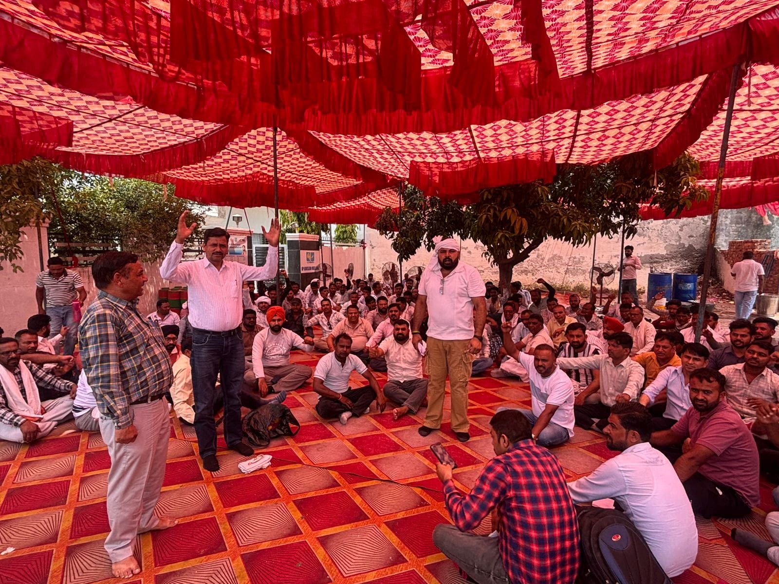 अंबाला जिले के मुलाना मंडल में प्रदर्शन करते बिजली कर्मचारी। प्रवक्ता