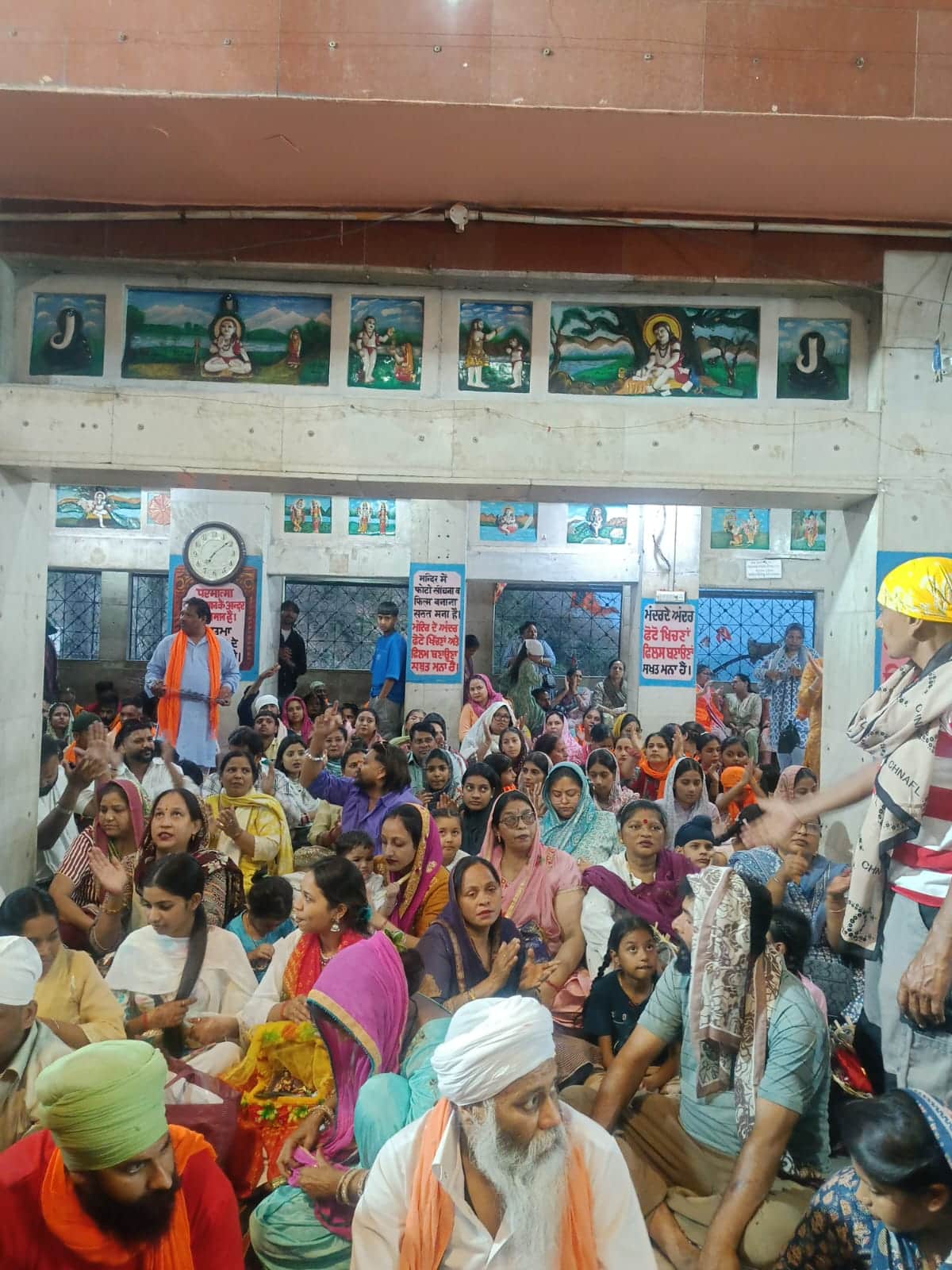बाबा बालकनाथ मंदिर दियोटसिद्ध में बालयोगी के दर्शनों के लिए पहुंचे श्रद्धालु। संवाद