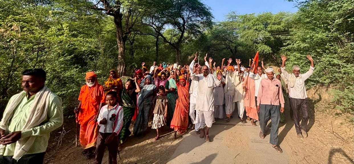 Nirjala Ekadashi: Cheers for Bholenath resounded, saints raised awareness about the environment, saints led by Baba Siyaram Das performed the Saptakosiya Parikrama at the pilgrimage site of Bateshwar.