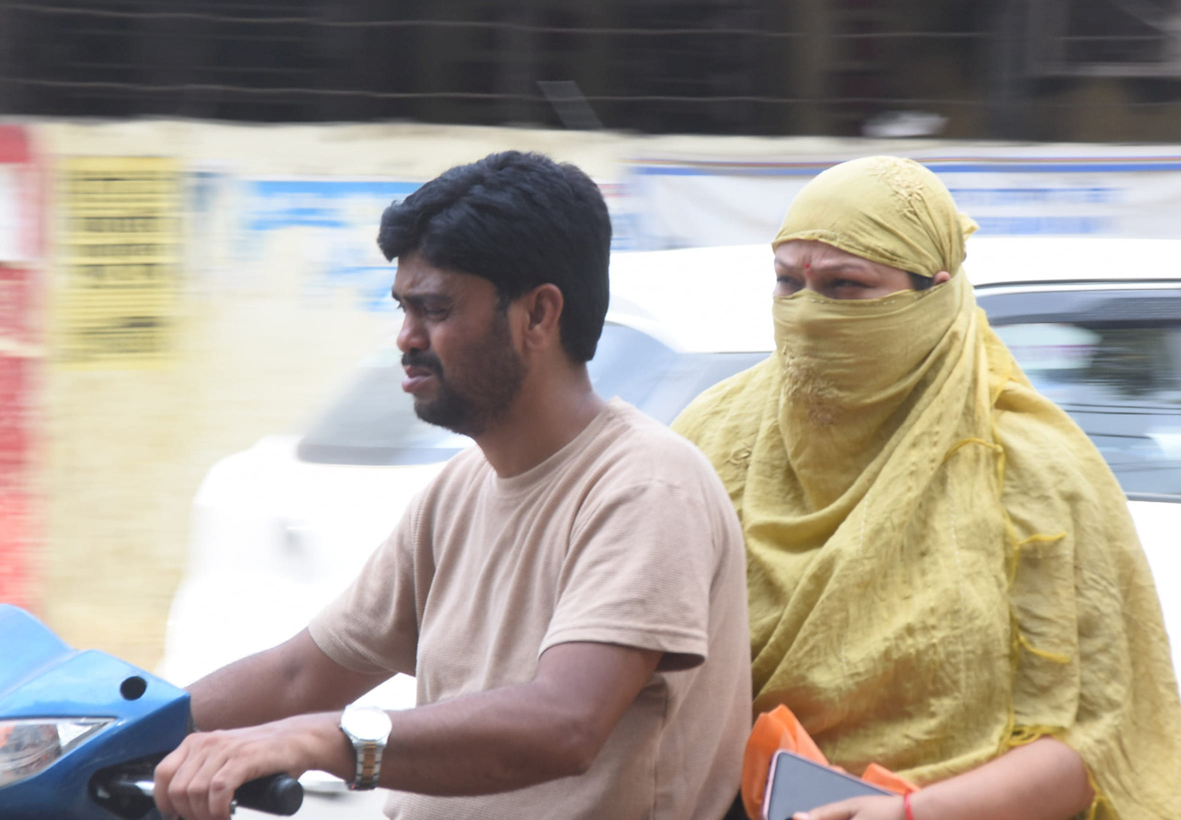 बहराइच में चिलचिलाती धूप में गुजरते लोग।