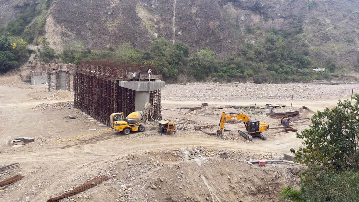 Construction of the 122-meter-long double-lane bridge over the Bakar Khad will be completed by December.