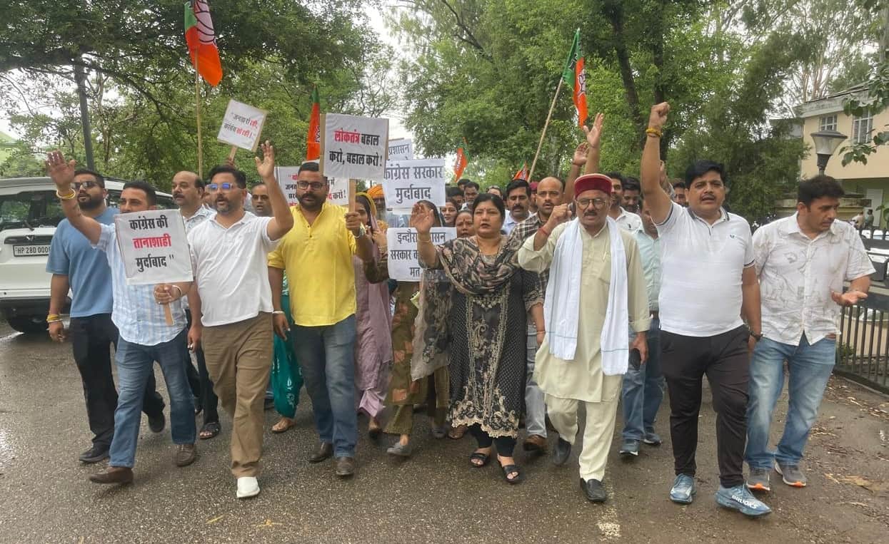 ब्लॉक समिति इन्दौरा के अध्यक्ष एवं उपाध्यक्ष के चुनाव की तिथि घोषित न किए जाने के विरोध में पूर