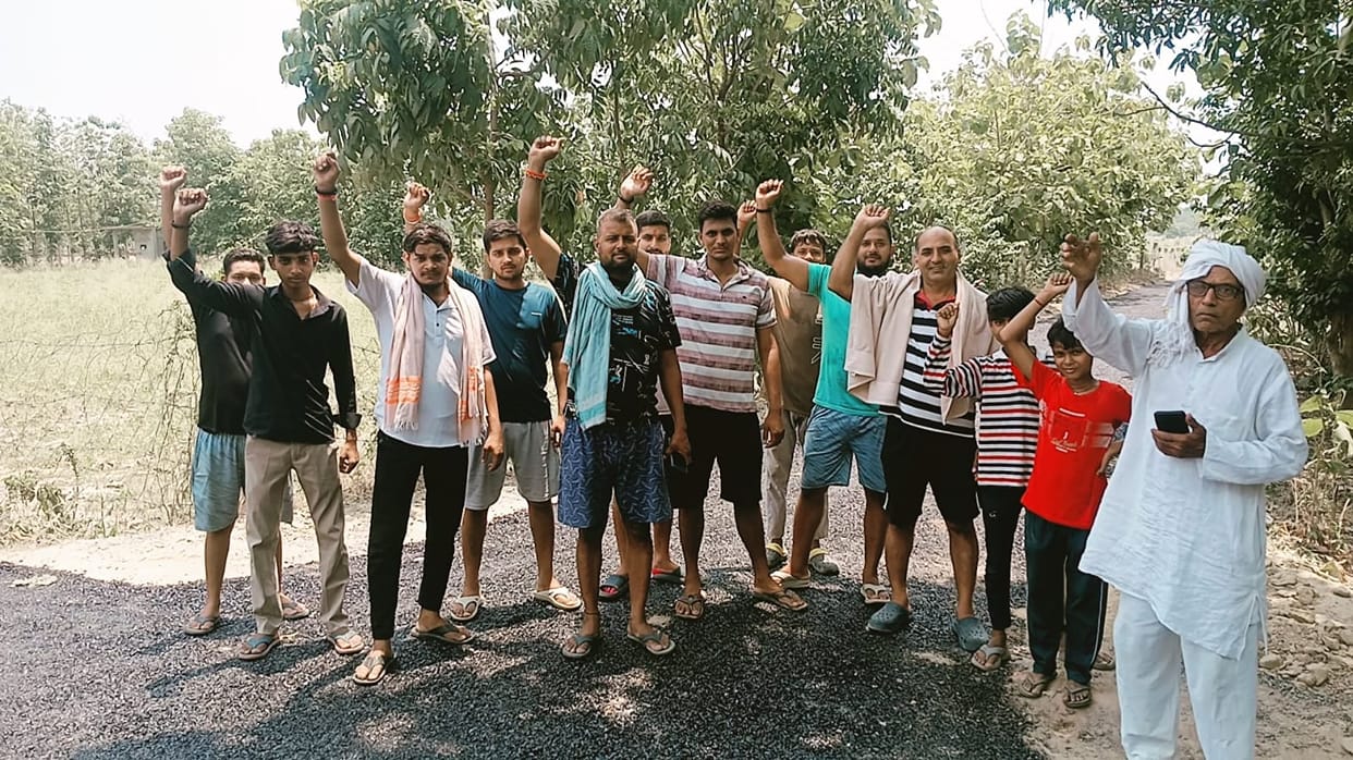 Villagers staged a protest against the construction of a road that violates standards.