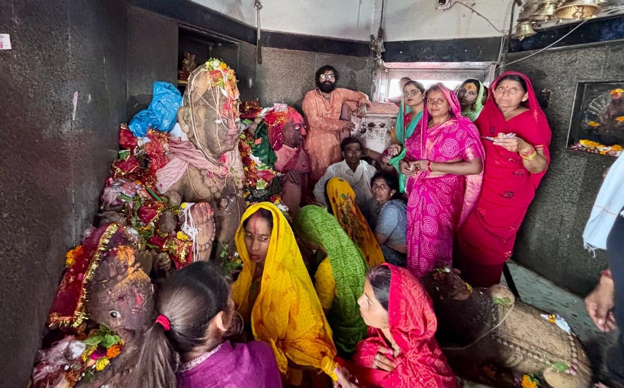 Women fasted on Nirjala Ekadashi and prayed for eternal happiness. At the Bateshwar temple, Gauri-Parvati and Mahadev were lavishly decorated. Sherbet stalls were set up everywhere.