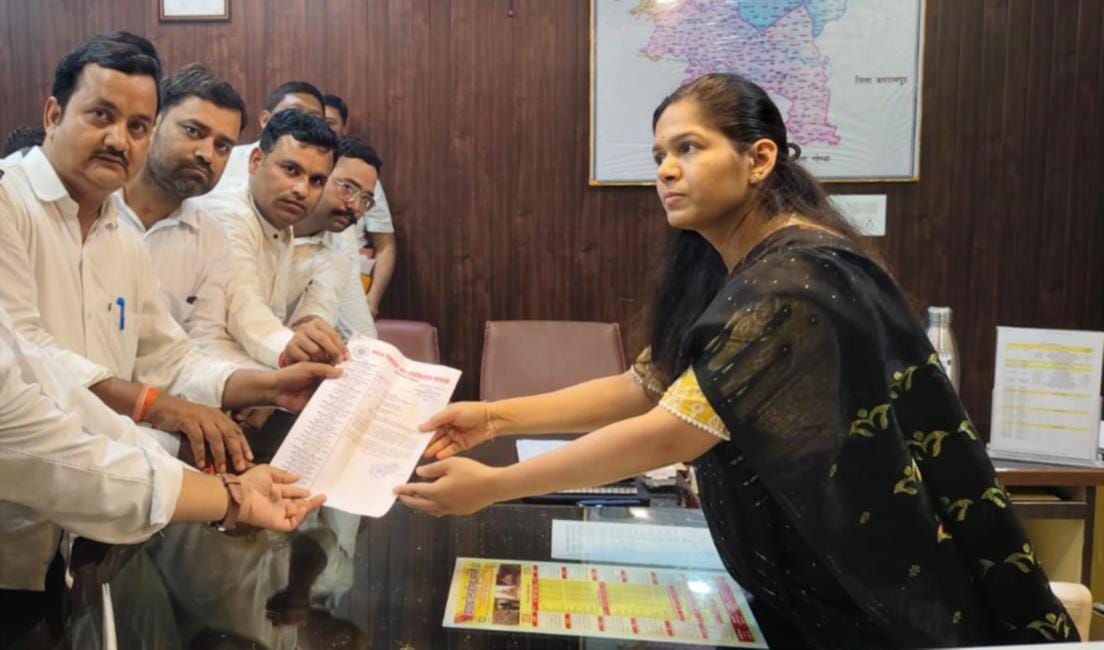 डीएम को ज्ञापन सौंपते अधिवक्ता।