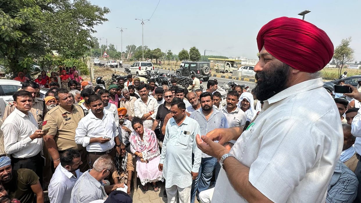 Villagers and Deha settlement residents clashed in the presence of the Board Chairman in Deha Basti